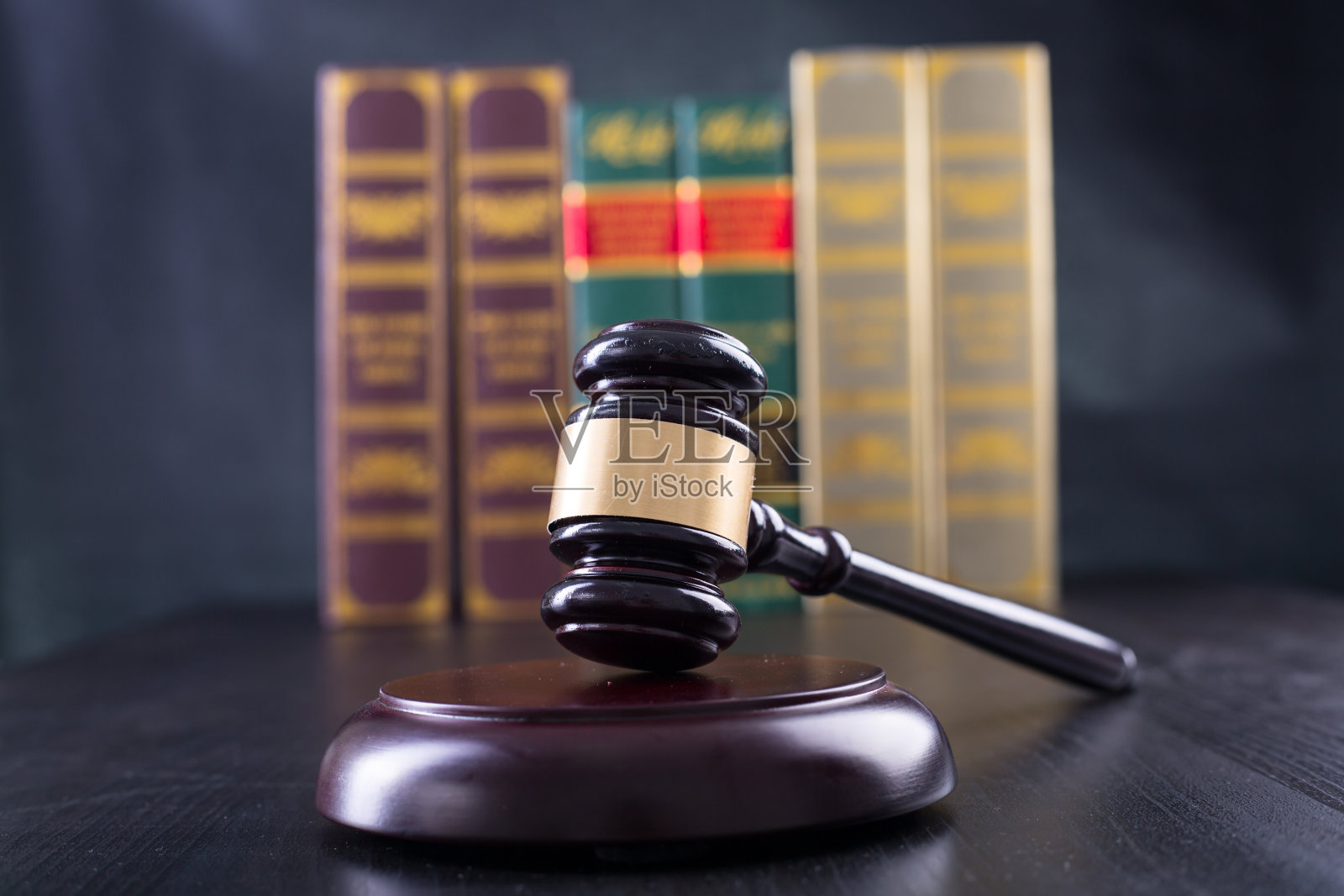 木制法官槌和金色天平照片摄影图片