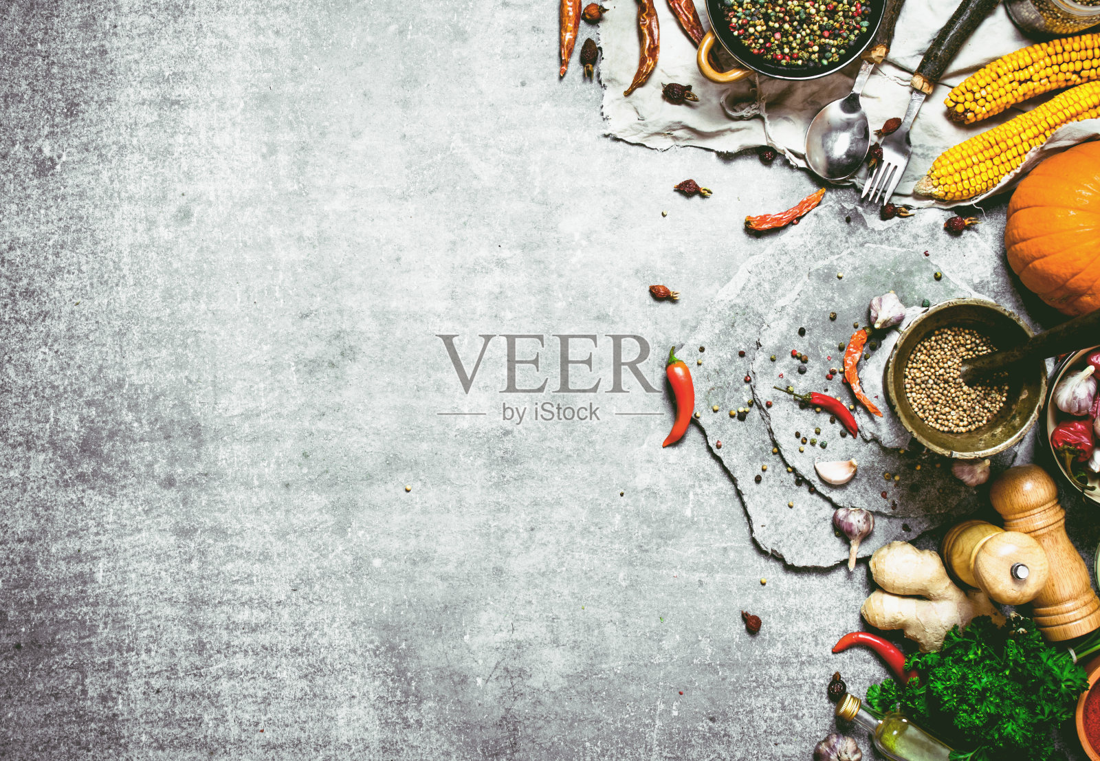 新鲜香料，香草和秋季蔬菜照片摄影图片