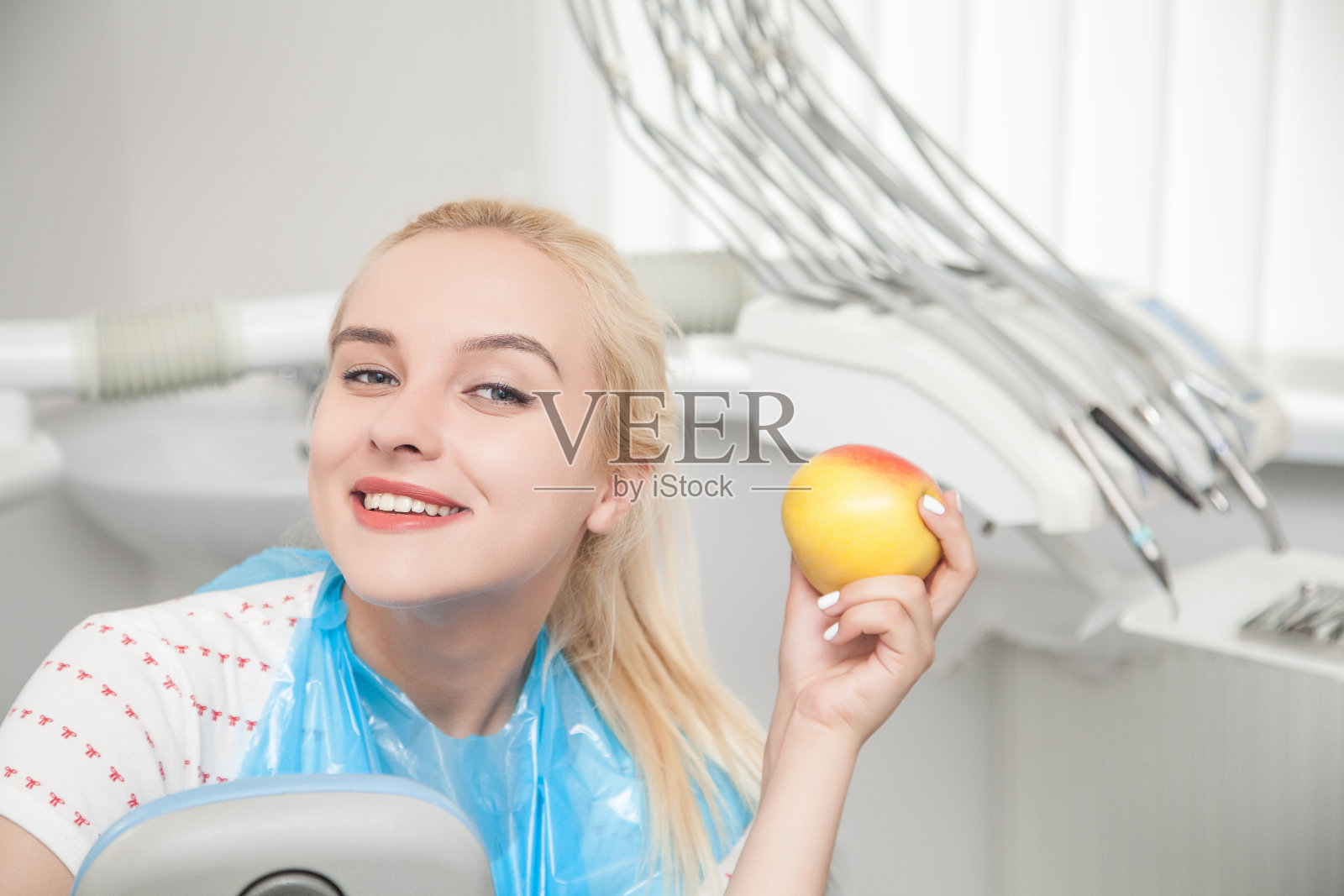 手里拿着苹果的女孩照片摄影图片