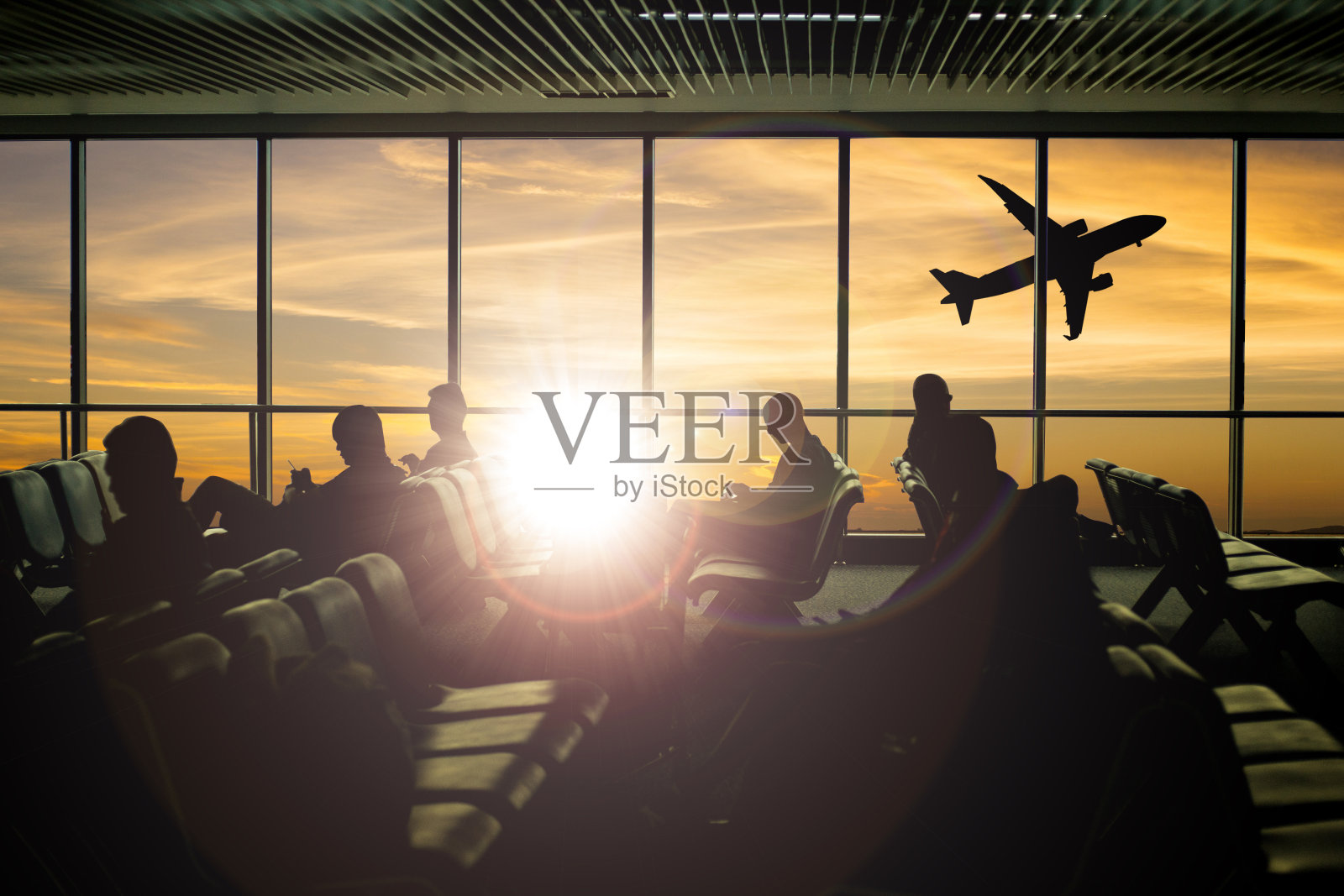 机场候机楼乘客等候照片摄影图片