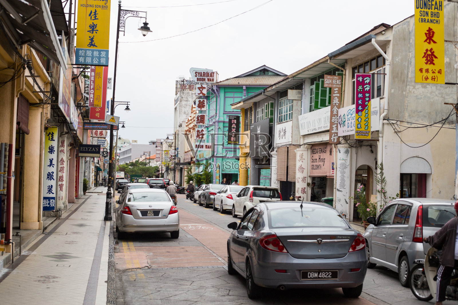 许多汽车行驶的城镇照片摄影图片