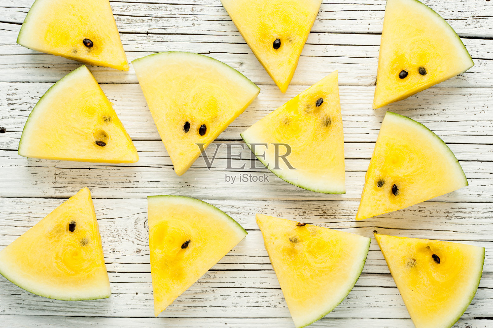 黄色西瓜片上的白色木质背景俯视图照片摄影图片