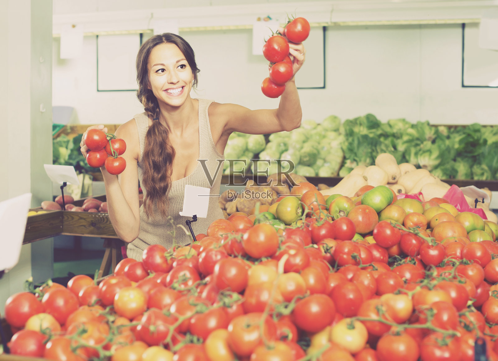 女人在商店买有机番茄的肖像照片摄影图片