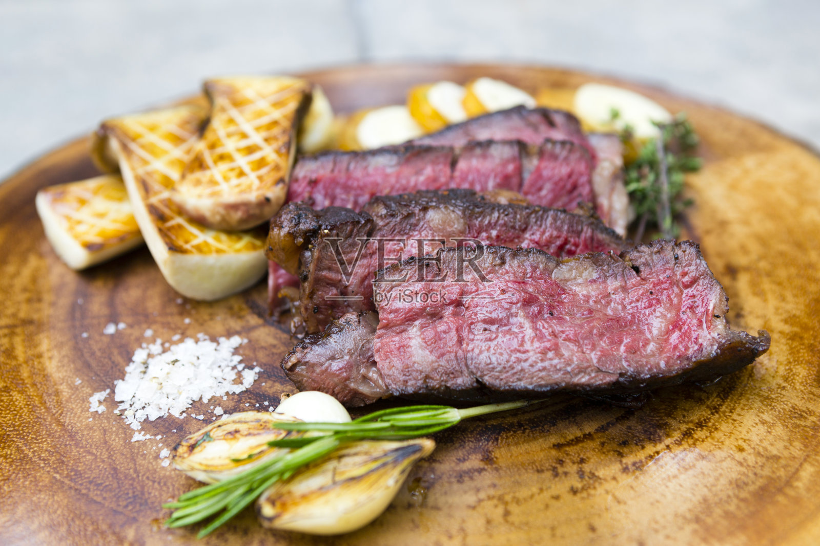 黑安格斯战斧牛排牛肝菌菇照片摄影图片