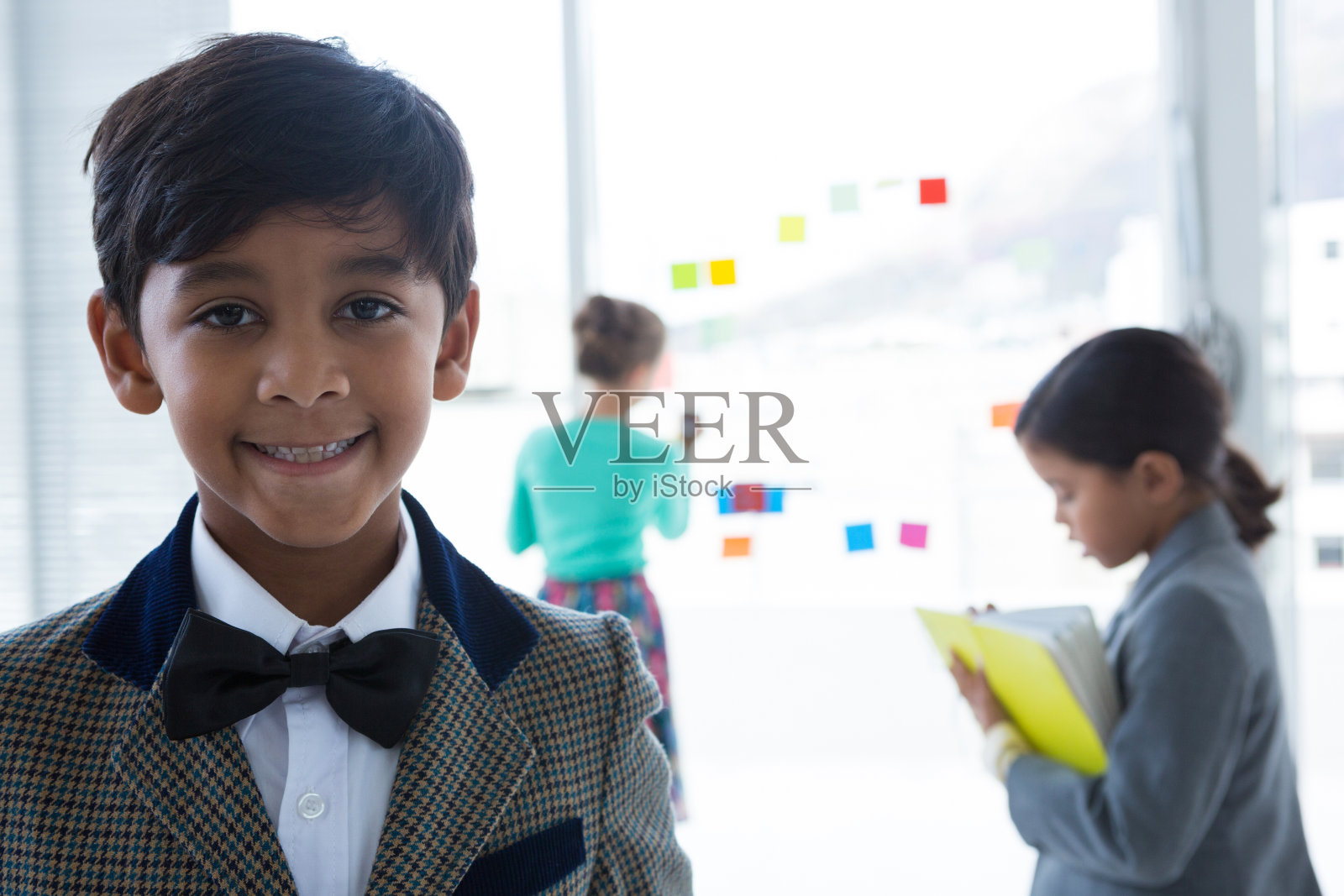 微笑的商人和女同事的背景照片摄影图片