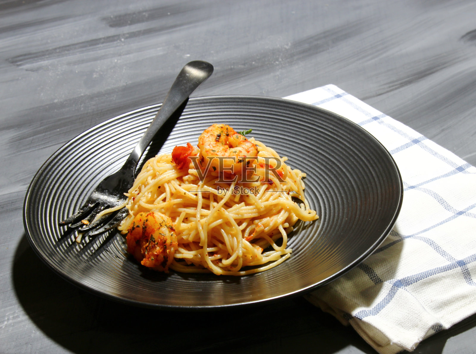 番茄罗勒天使发面，配辣虾和帕尔马干酪照片摄影图片