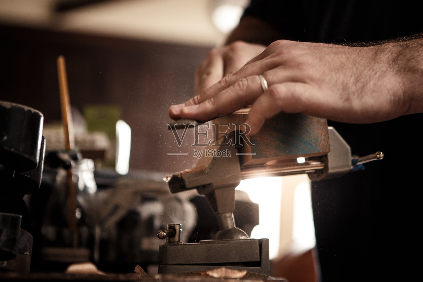 卢瑟在木头上工作照片摄影图片