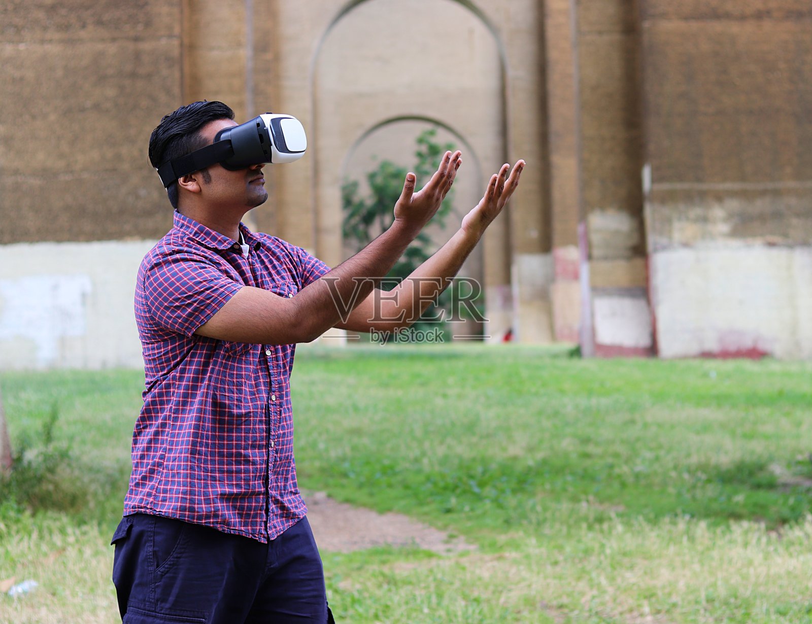 用虚拟现实眼镜的人照片摄影图片