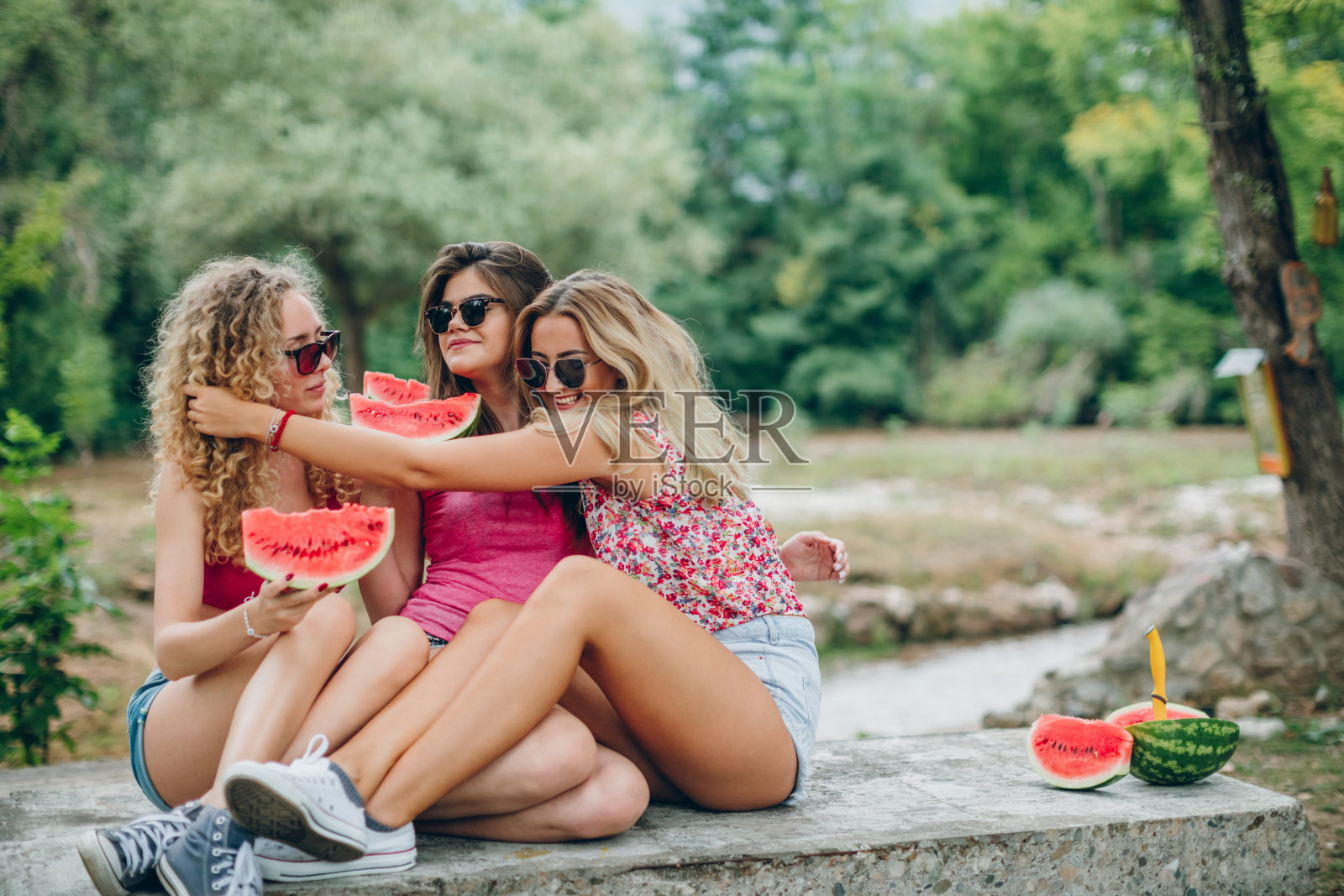 女朋友笑着吃西瓜照片摄影图片