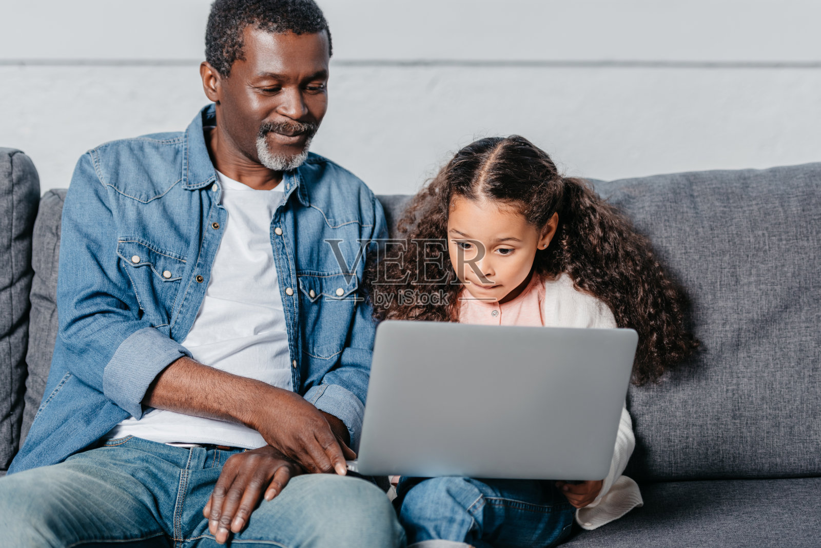 父亲和女儿使用笔记本电脑照片摄影图片