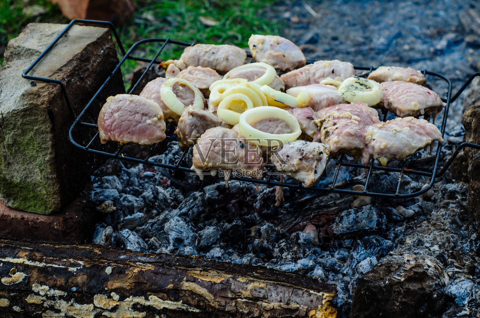 在烤架上准备的肉照片摄影图片