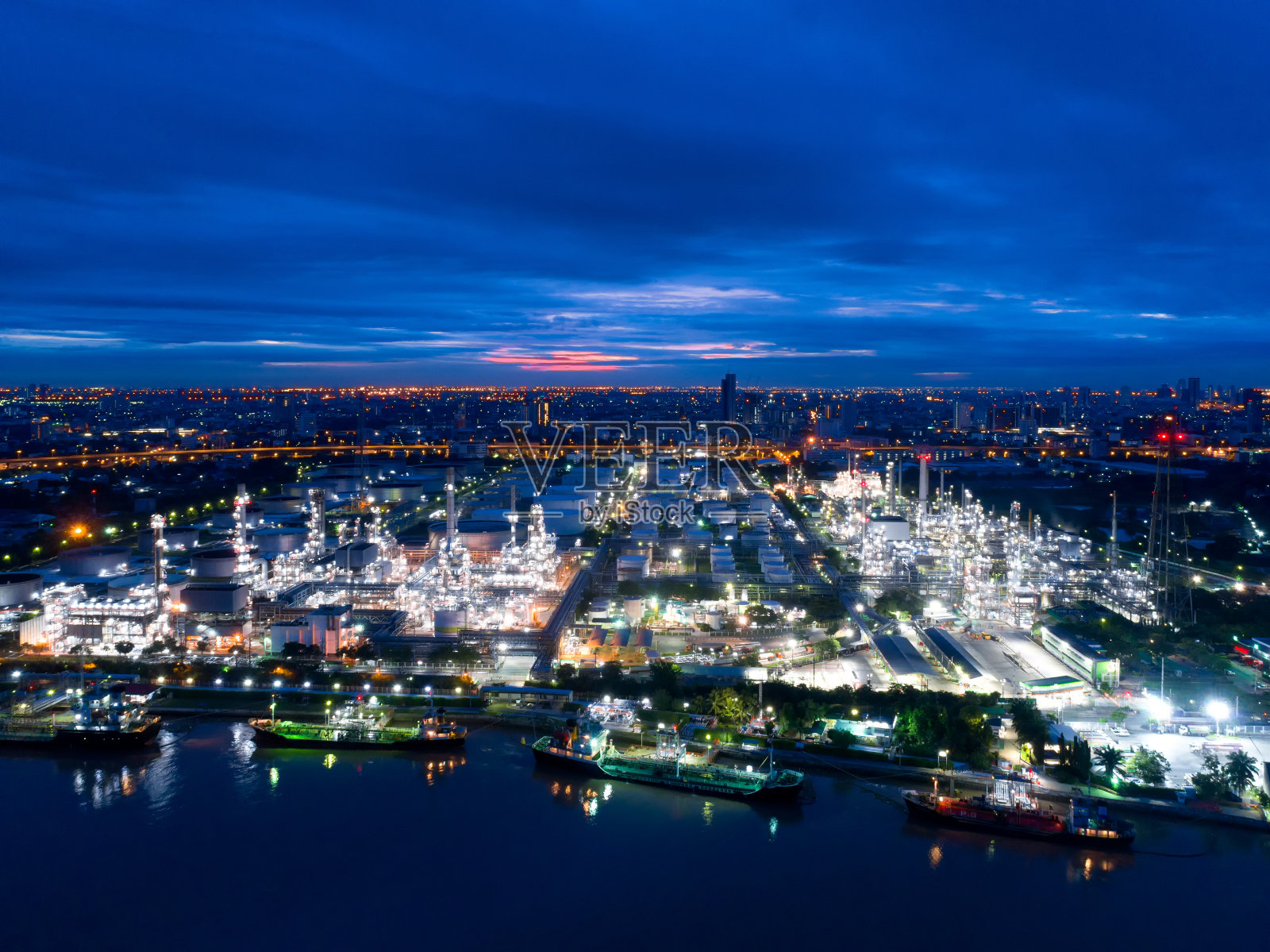 鸟瞰炼油厂的黄昏，从炼油厂和石化工厂的无人机拍摄的黄昏，曼谷，泰国照片摄影图片