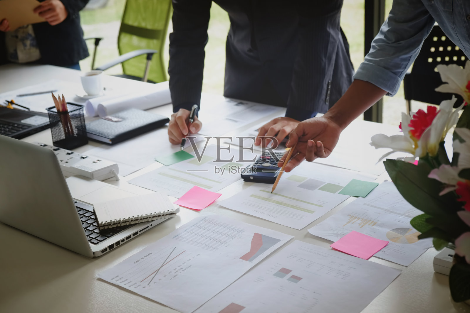 商务顾问分析财务数据，表明公司的工作进展照片摄影图片