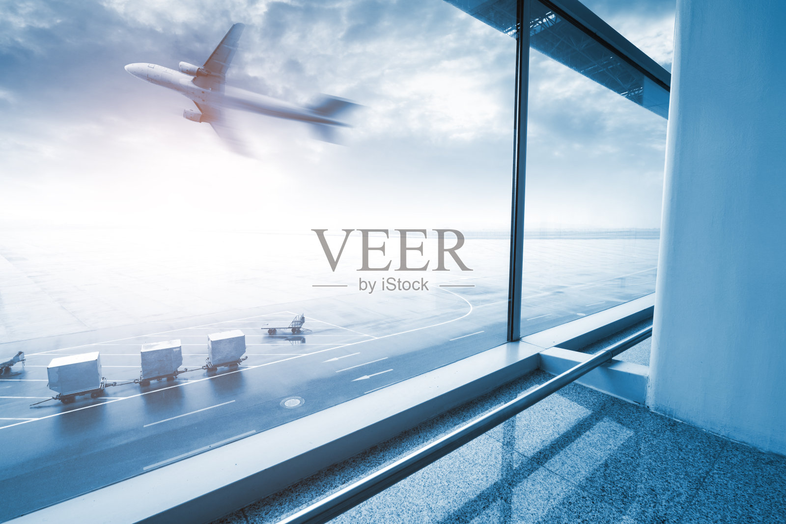 具有乘客移动模糊的现代机场场景照片摄影图片