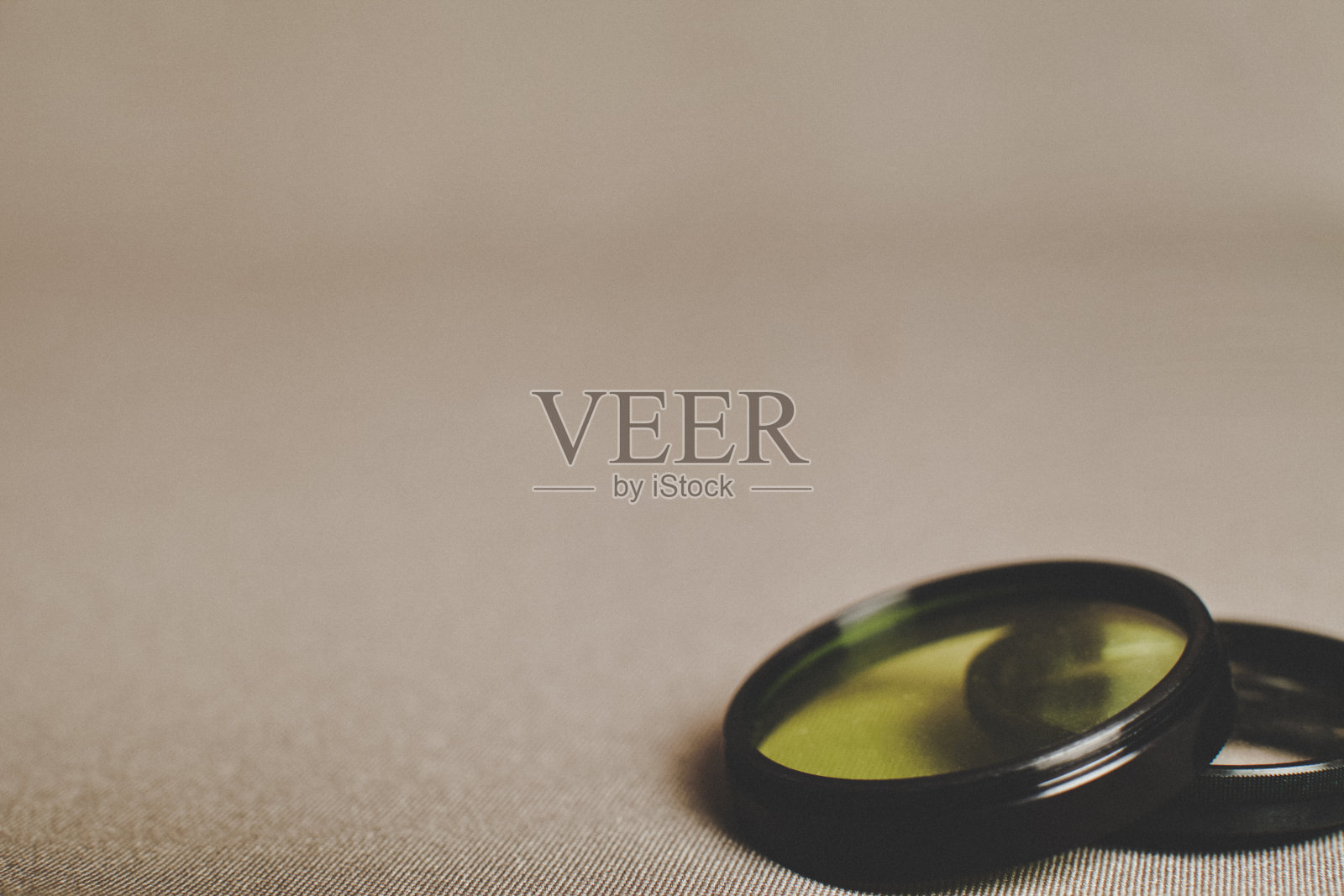 两个彩色滤光片的相机上的织物背景与复制空间照片摄影图片