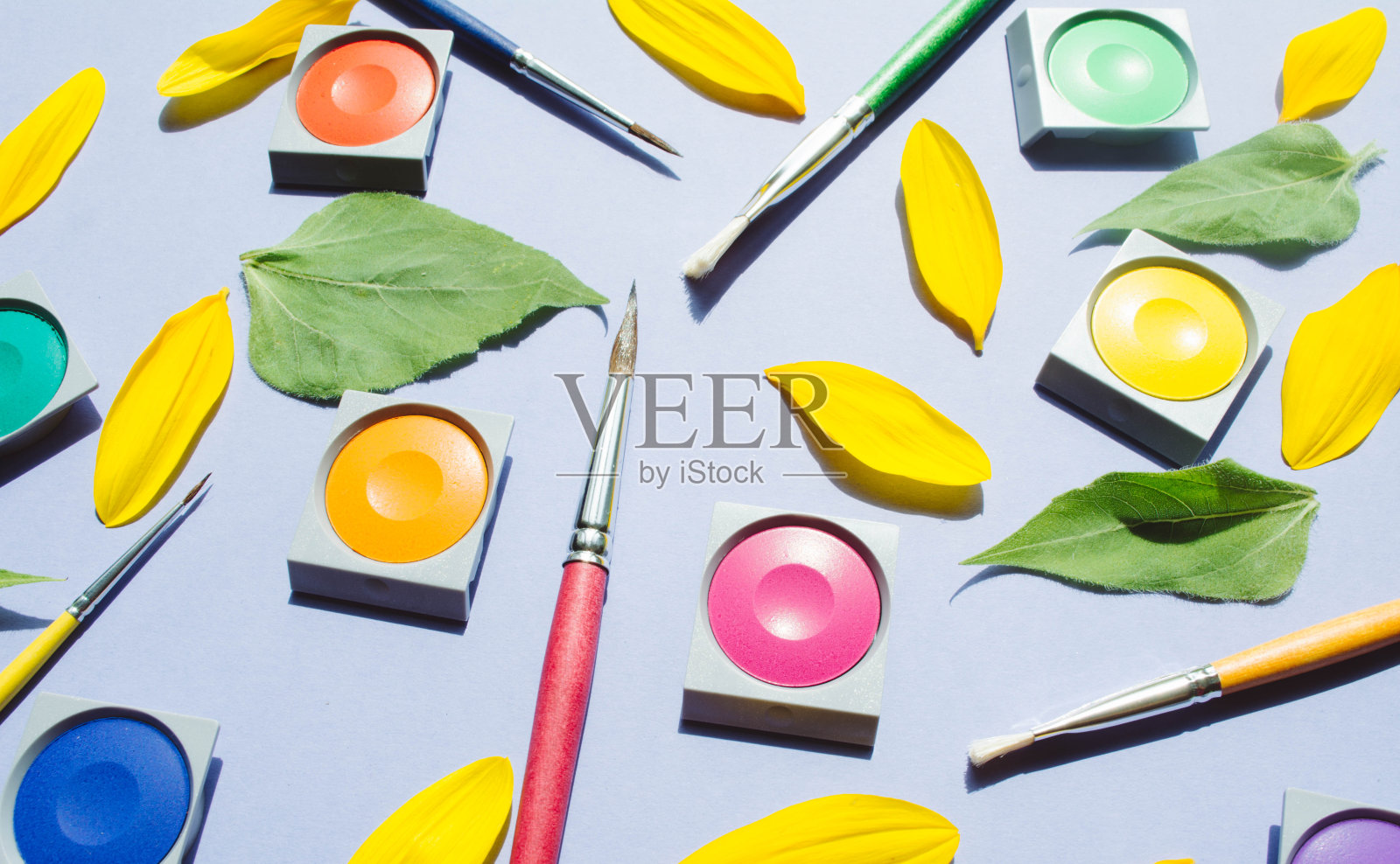 水彩和笔刷在莱拉的背景。照片摄影图片