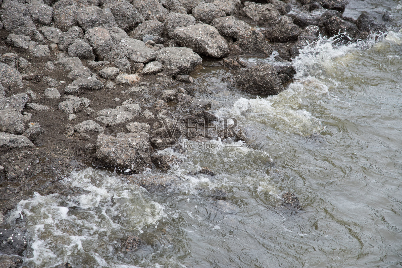 海浪拍打着岩石照片摄影图片