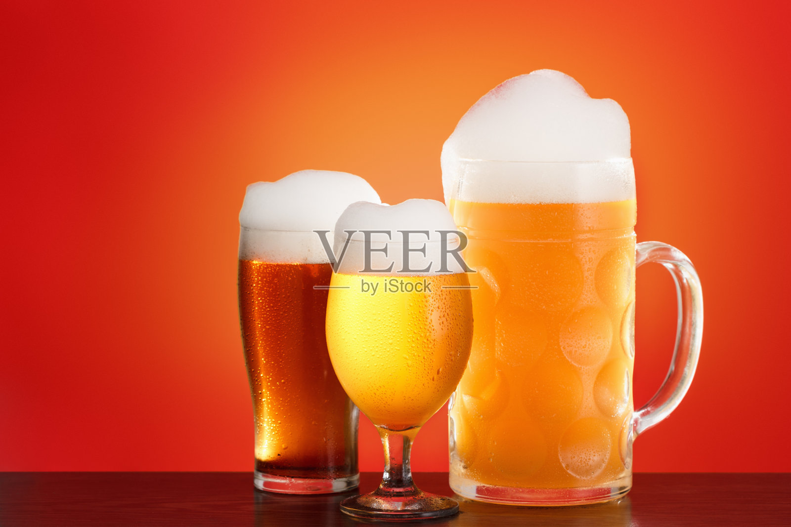 十月啤酒上的红色背景。照片摄影图片