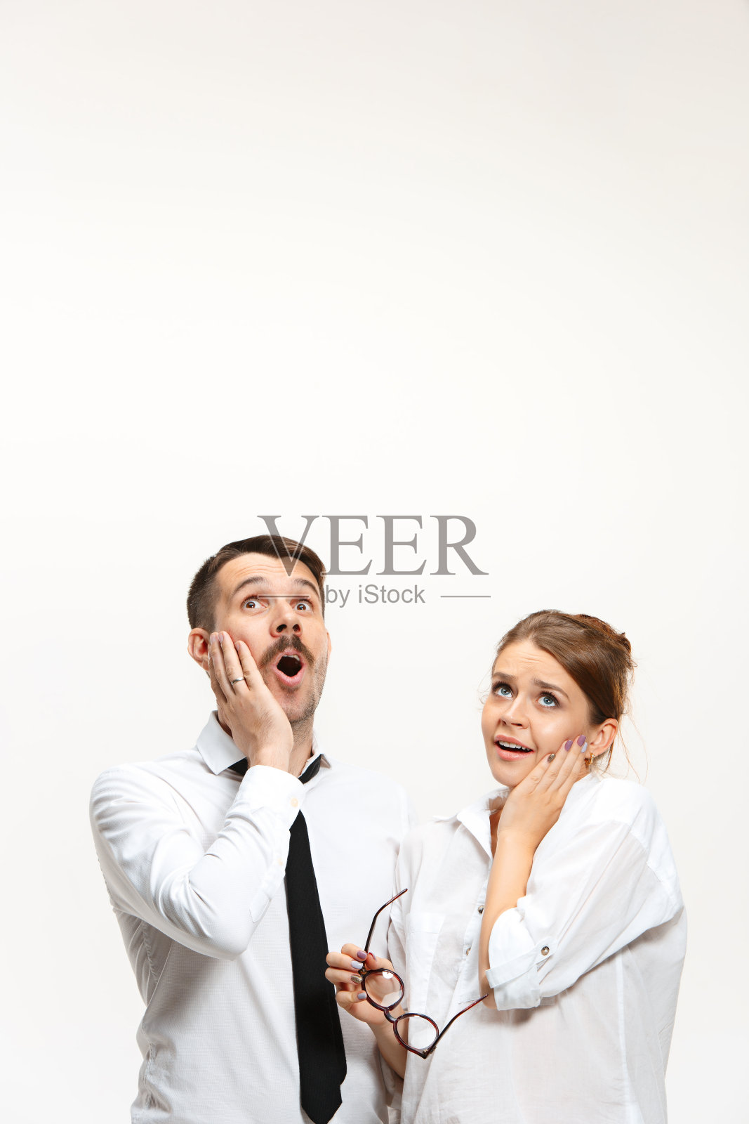 一对成功的商业夫妇在办公室里抬头看照片摄影图片