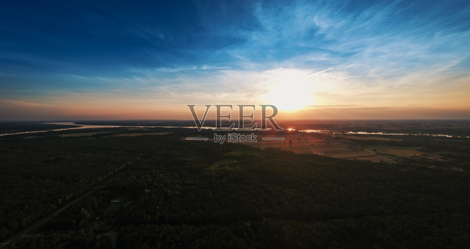 日落时分从无人机上俯瞰森林照片摄影图片