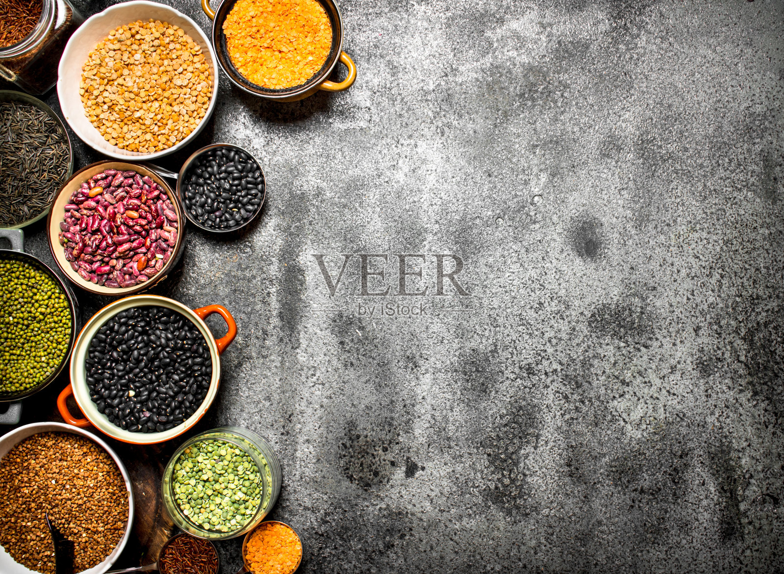 多种豆籽在碗里。在乡村背景。照片摄影图片