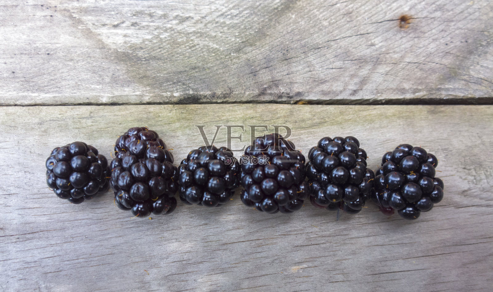 木背景上的黑莓。黑莓的口感照片摄影图片