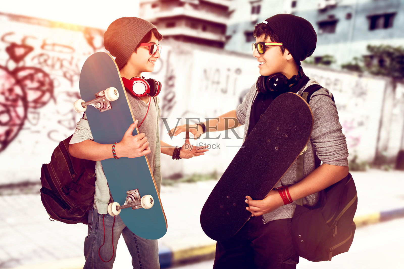 街上互相问候的快乐男孩照片摄影图片