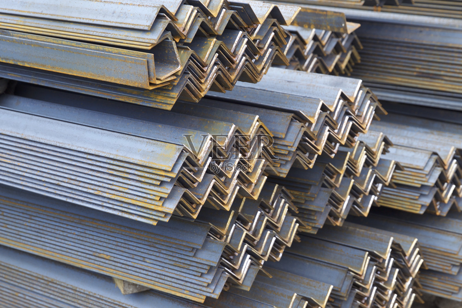 金属产品仓库包装中的金属型材角照片摄影图片