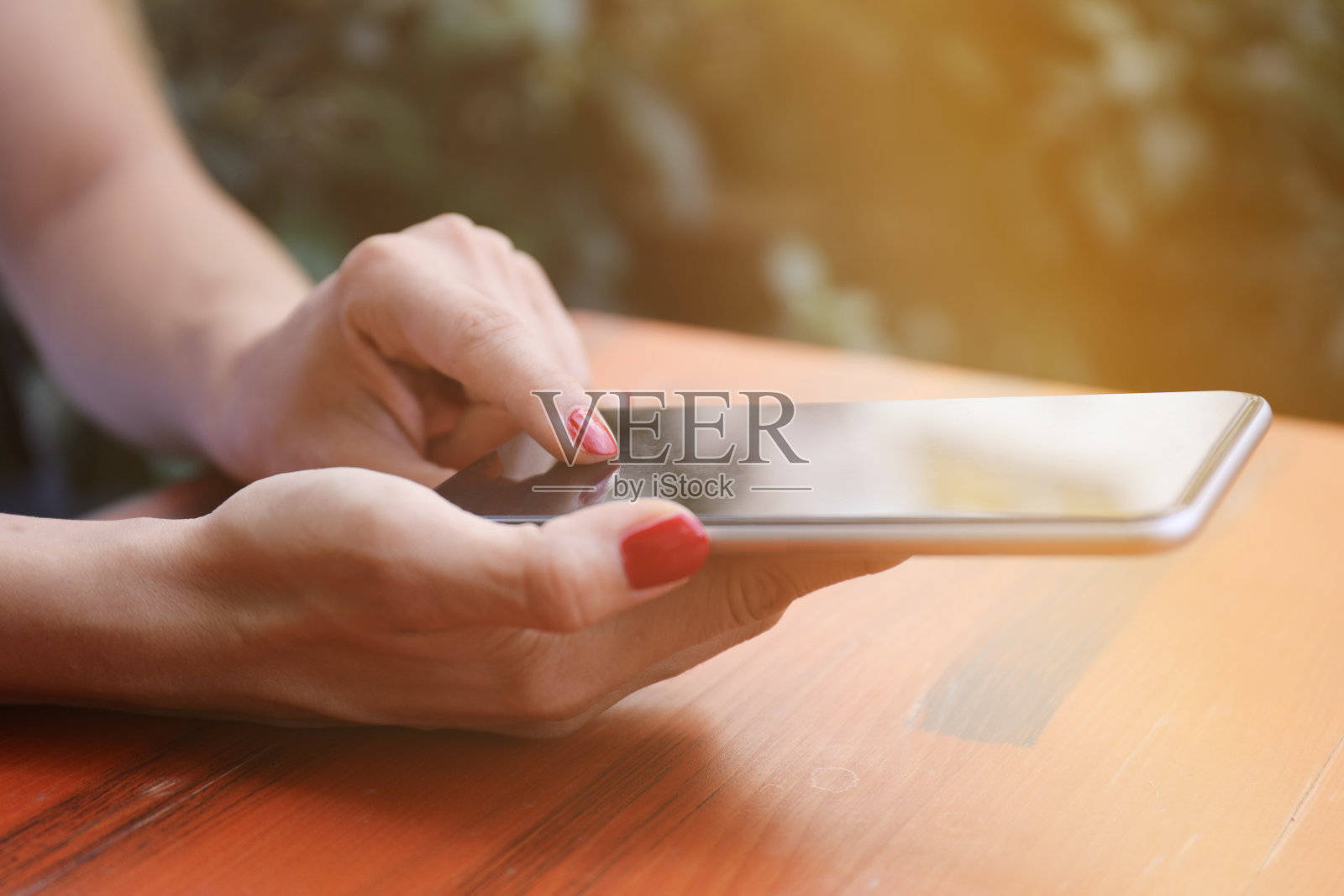 手握黑屏手机照片摄影图片