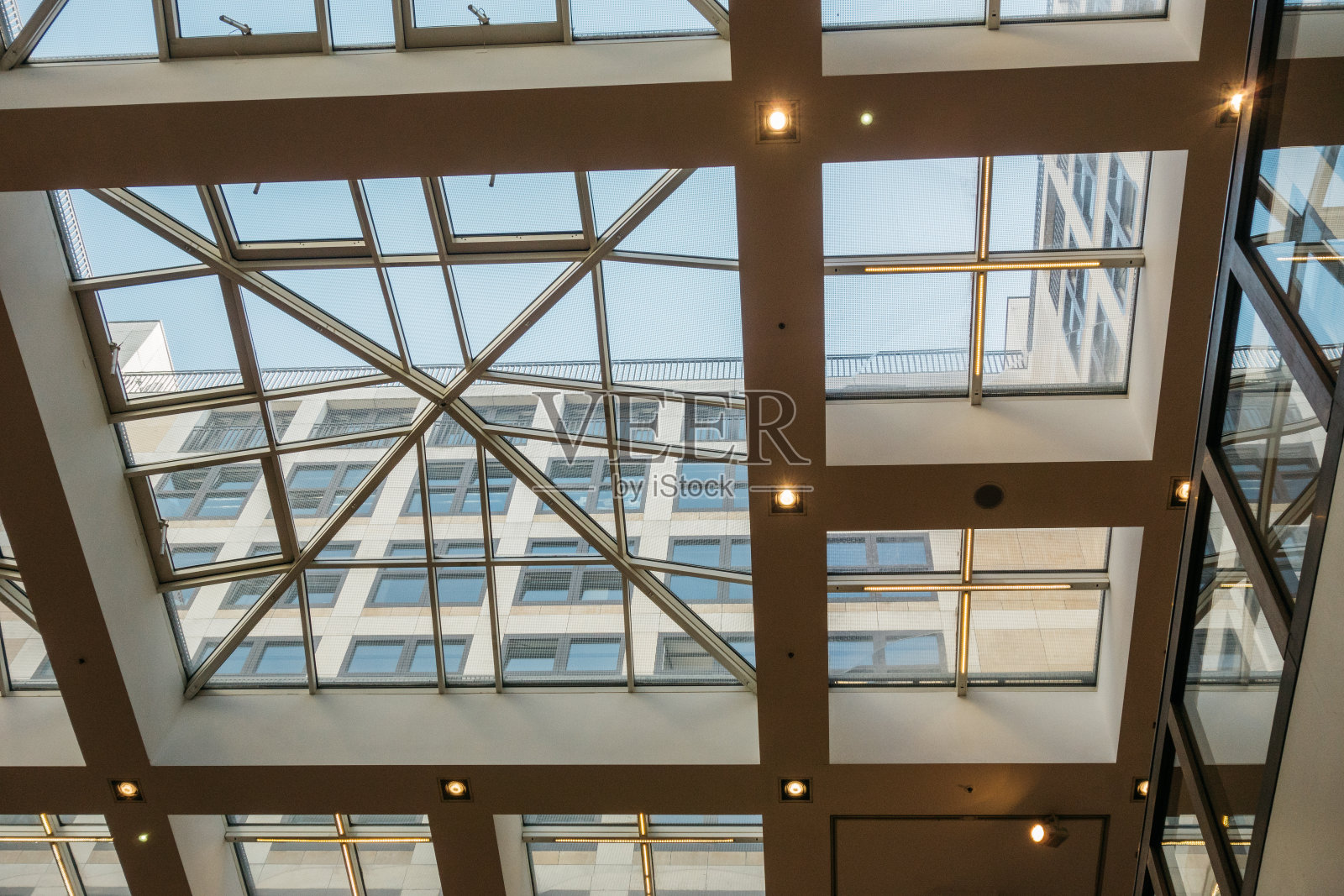 室内景观仰望玻璃天花板的现代商业建筑与建筑的支持照片摄影图片