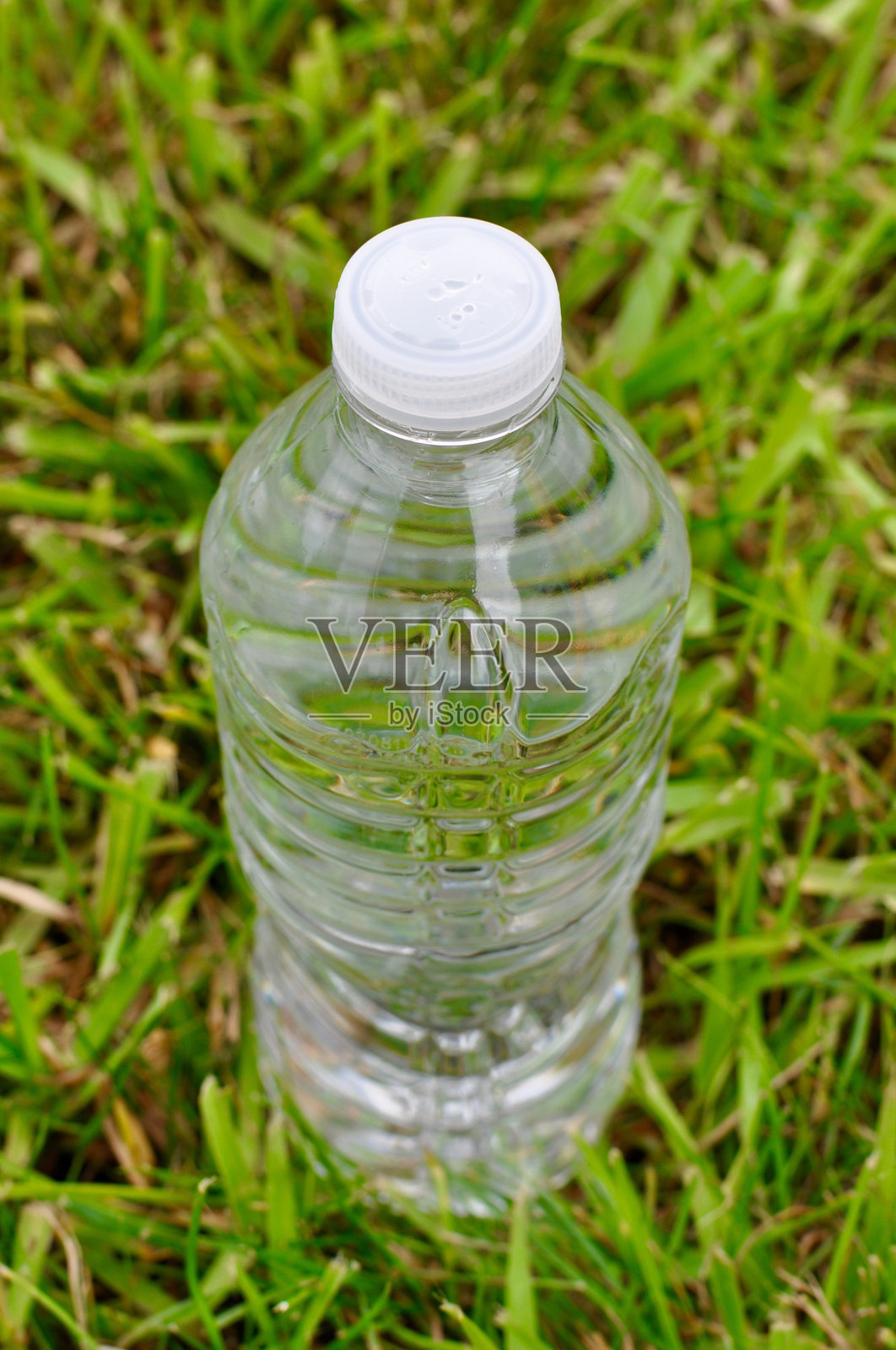 草地上的水瓶照片摄影图片