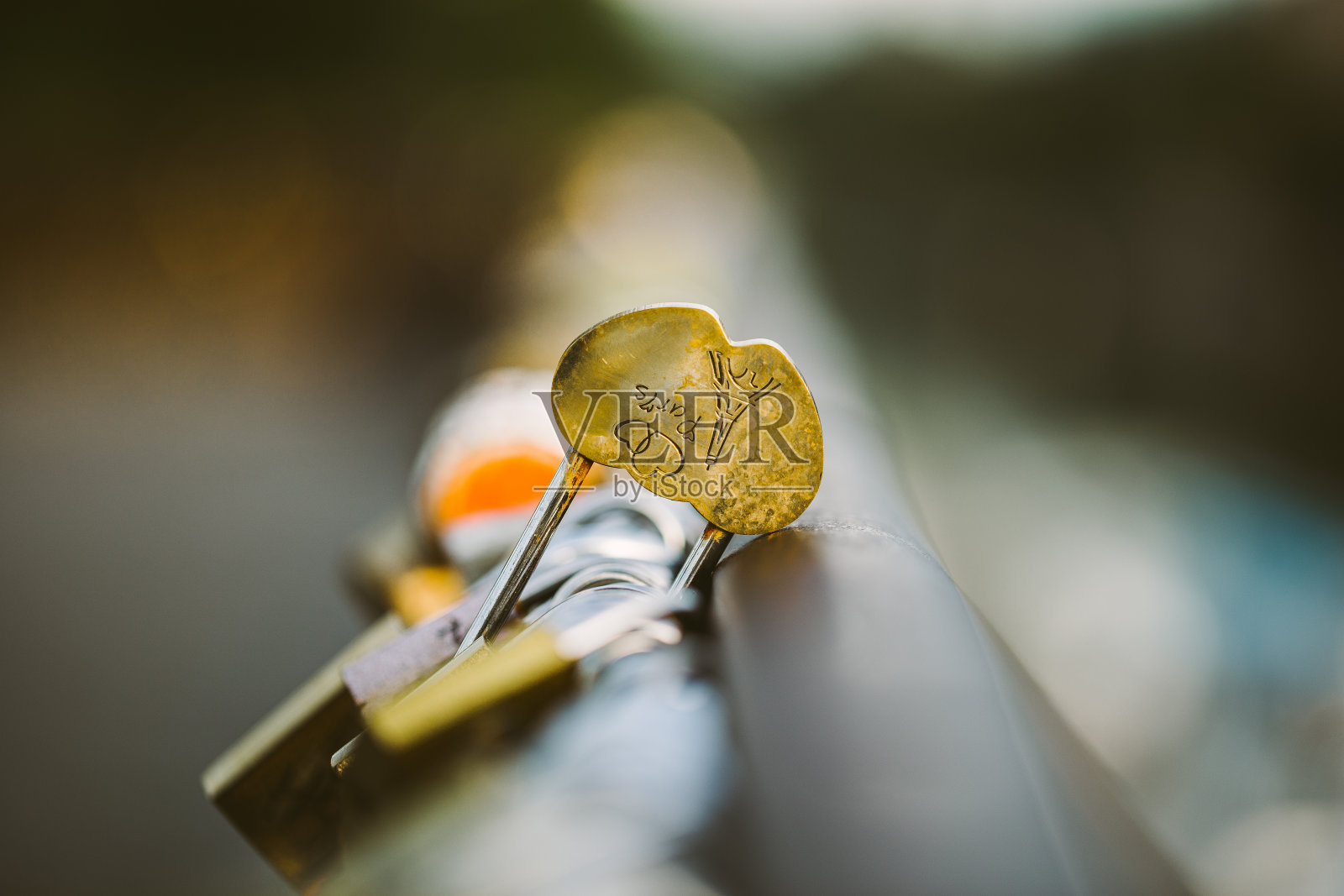 艺术桥，锁爱桥照片摄影图片