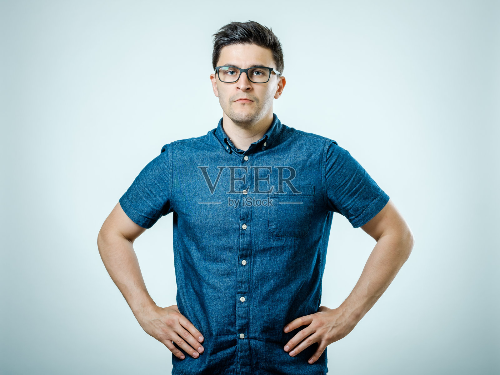 英俊男子的肖像孤立在灰色的背景照片摄影图片