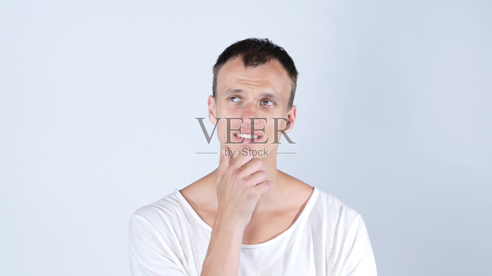 聪明的商人正在思考一些事情照片摄影图片