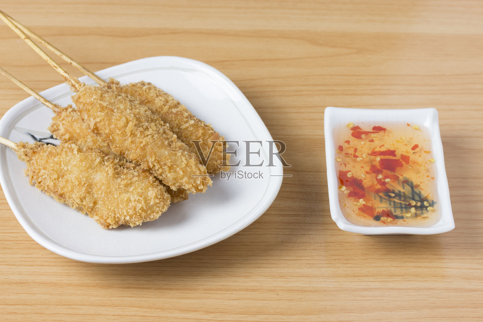 桌子上的盘子里有炸鸡照片摄影图片