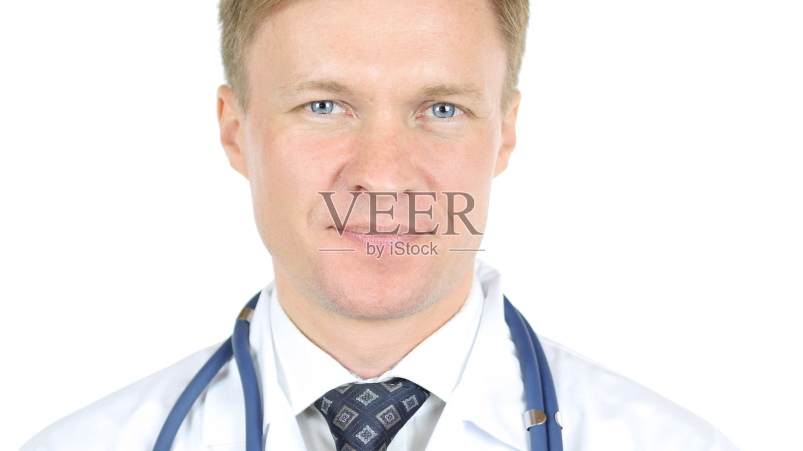 放松正面医生肖像在白色的背景照片摄影图片