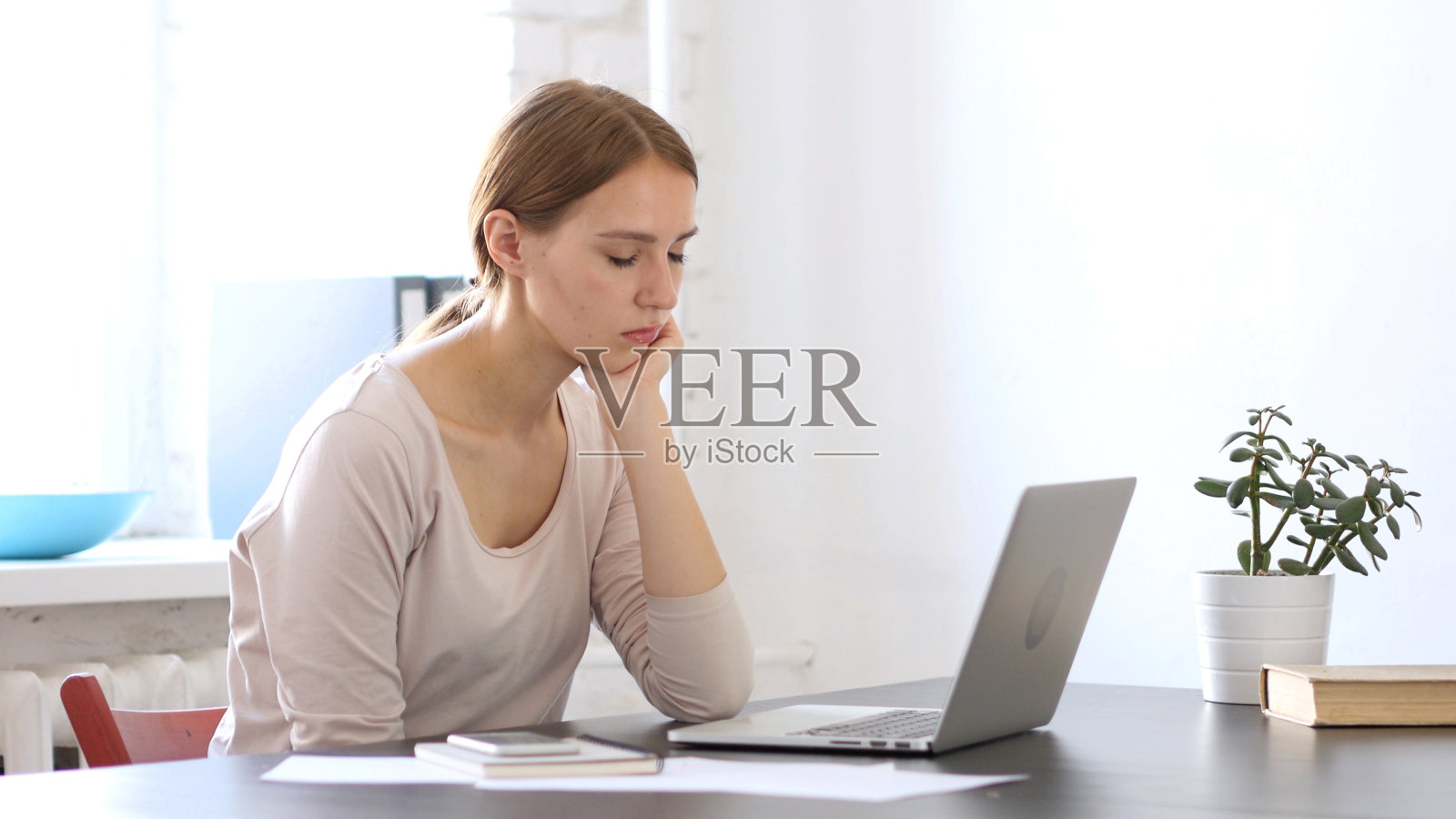 睡美人，办公室累了照片摄影图片