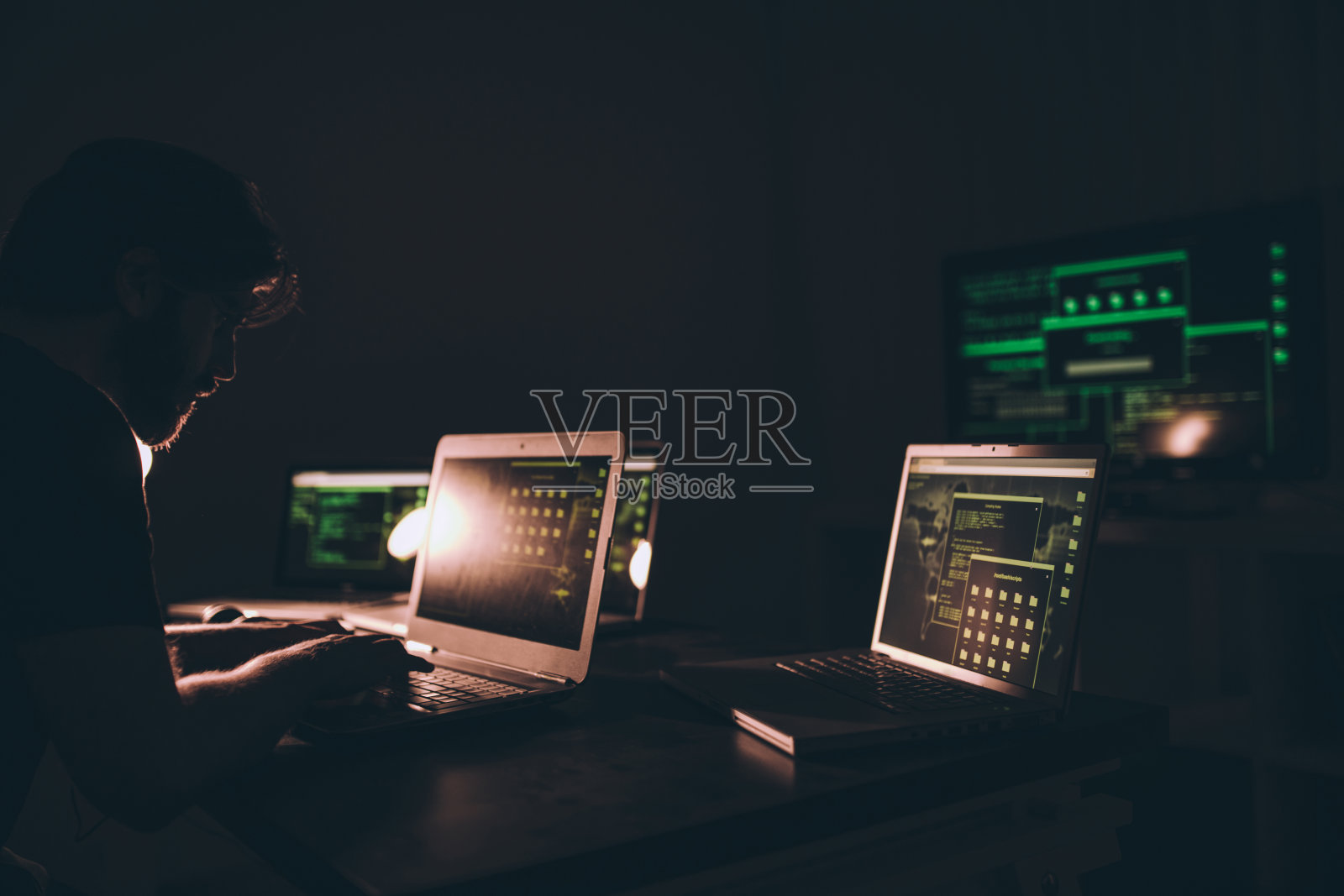 努力工作的黑客照片摄影图片