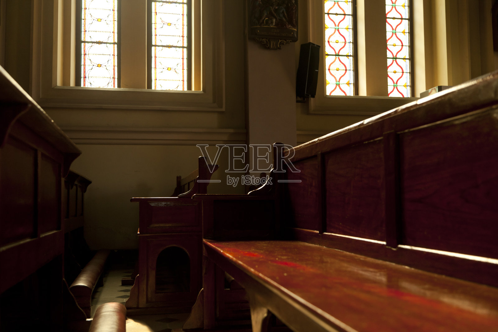 教堂中的一排椅子照片摄影图片