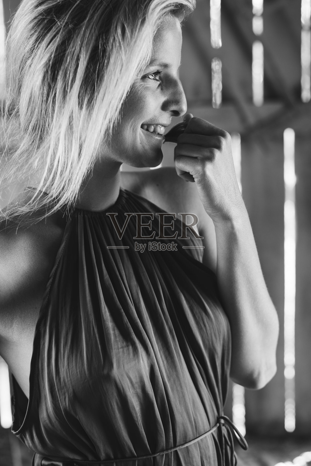 时尚的年轻女子，黑白肖像照片摄影图片