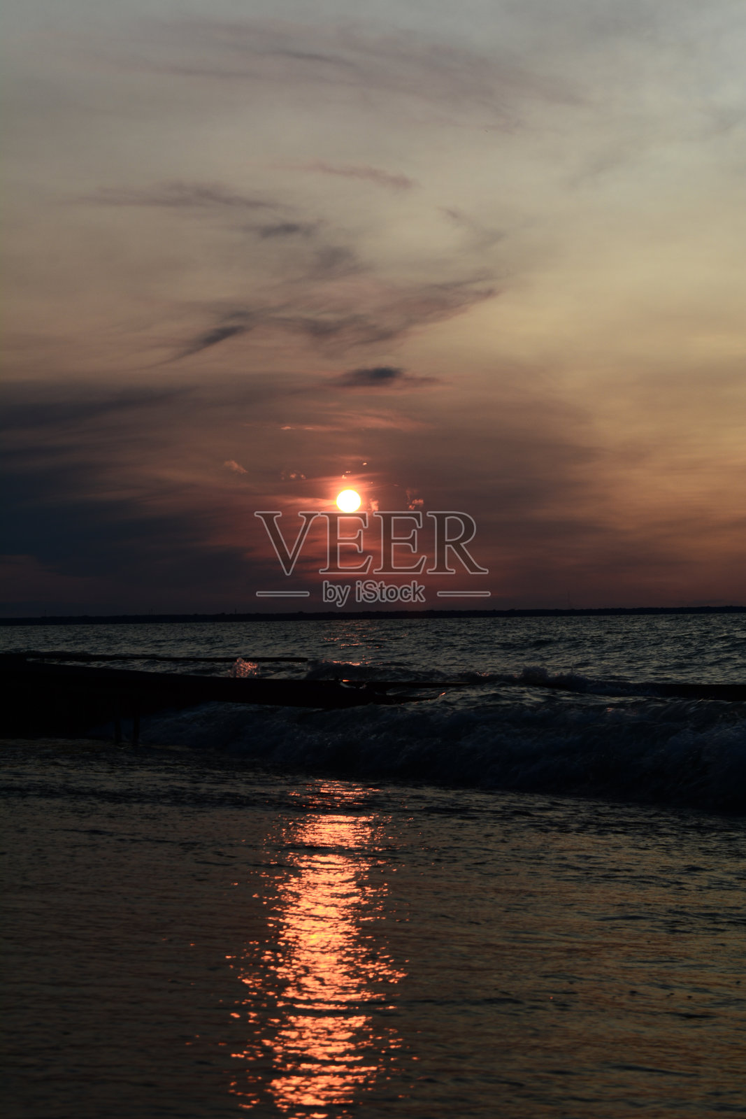 日落在海滩上的水和沙子照片摄影图片