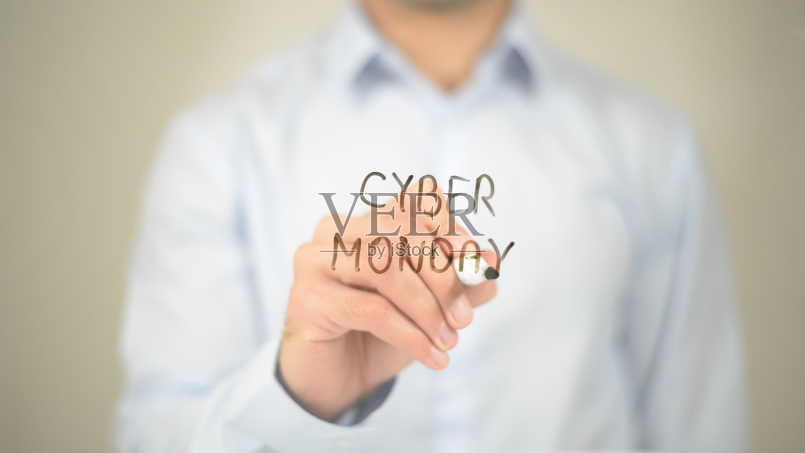 网络星期一：男人在透明屏幕上书写照片摄影图片
