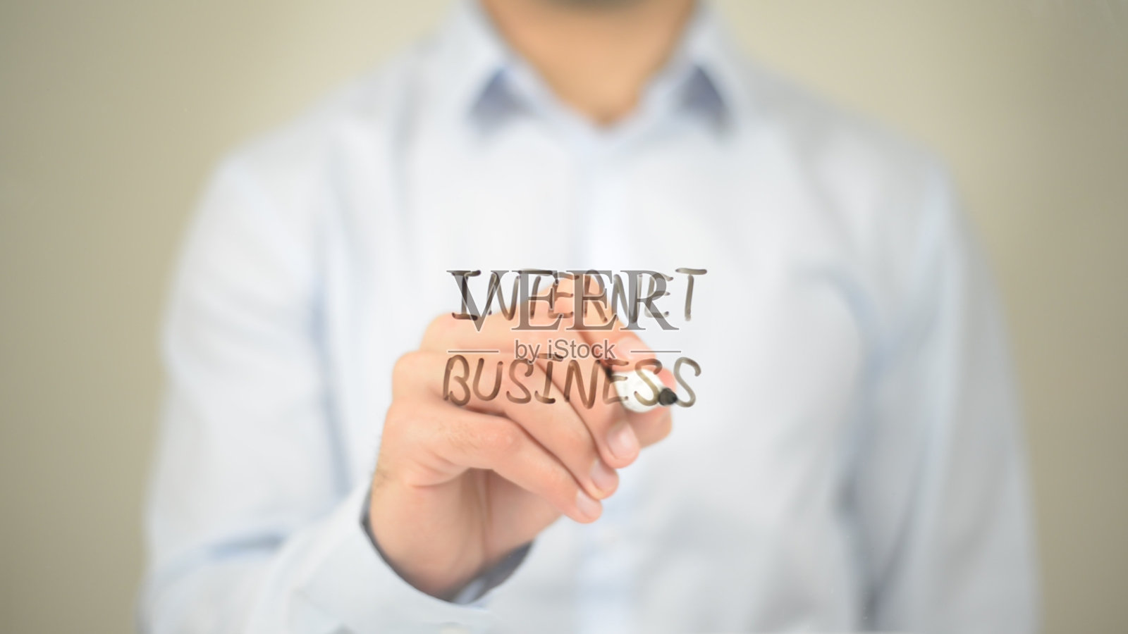 互联网商业： мужчина на прозрачном экране照片摄影图片