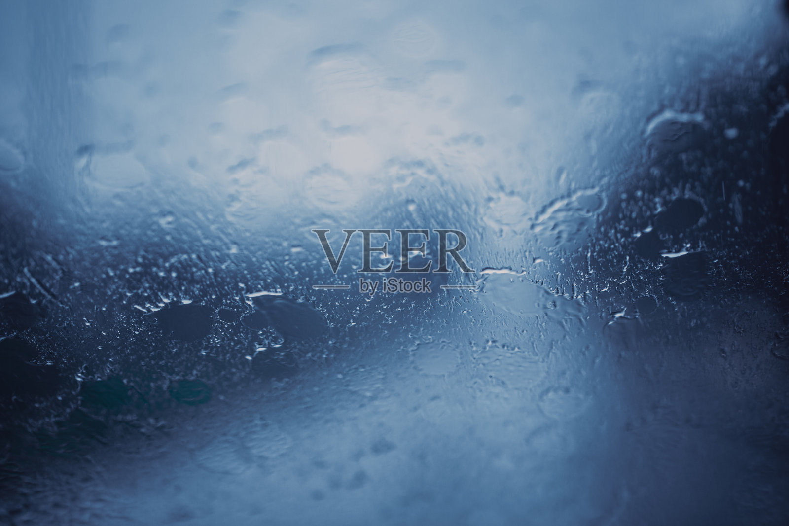 雨季的雨风暴挡风玻璃湿飞溅模糊的背景照片摄影图片