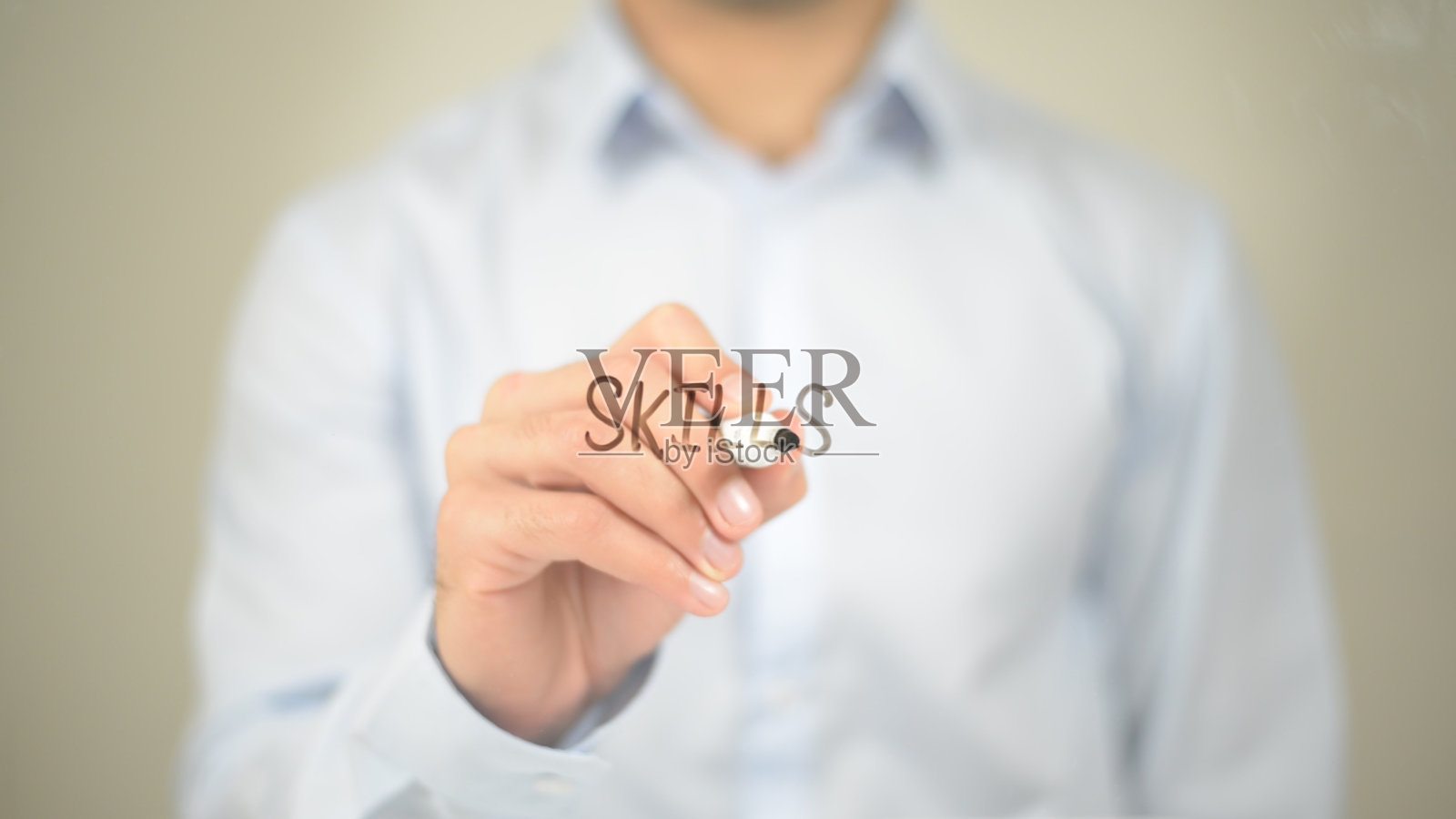 技能，男人在透明屏幕上写作照片摄影图片