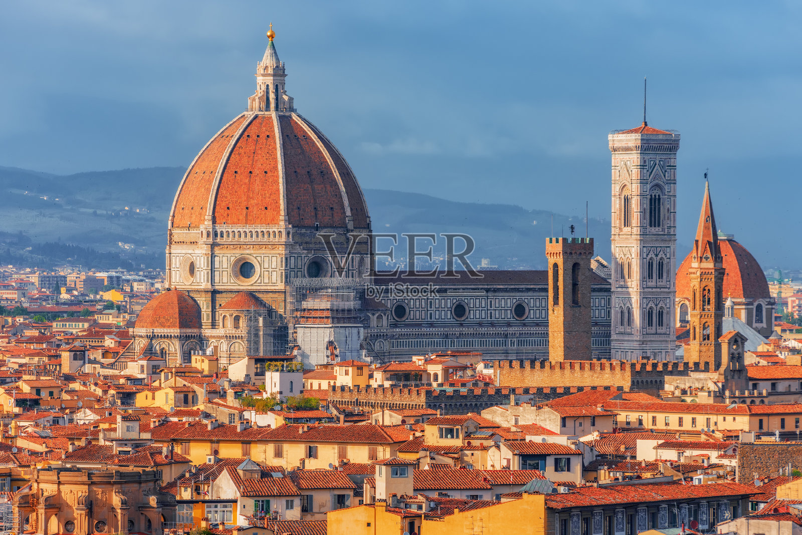 上面是美丽的风景，从米开朗基罗广场俯瞰佛罗伦萨的历史全景。照片摄影图片