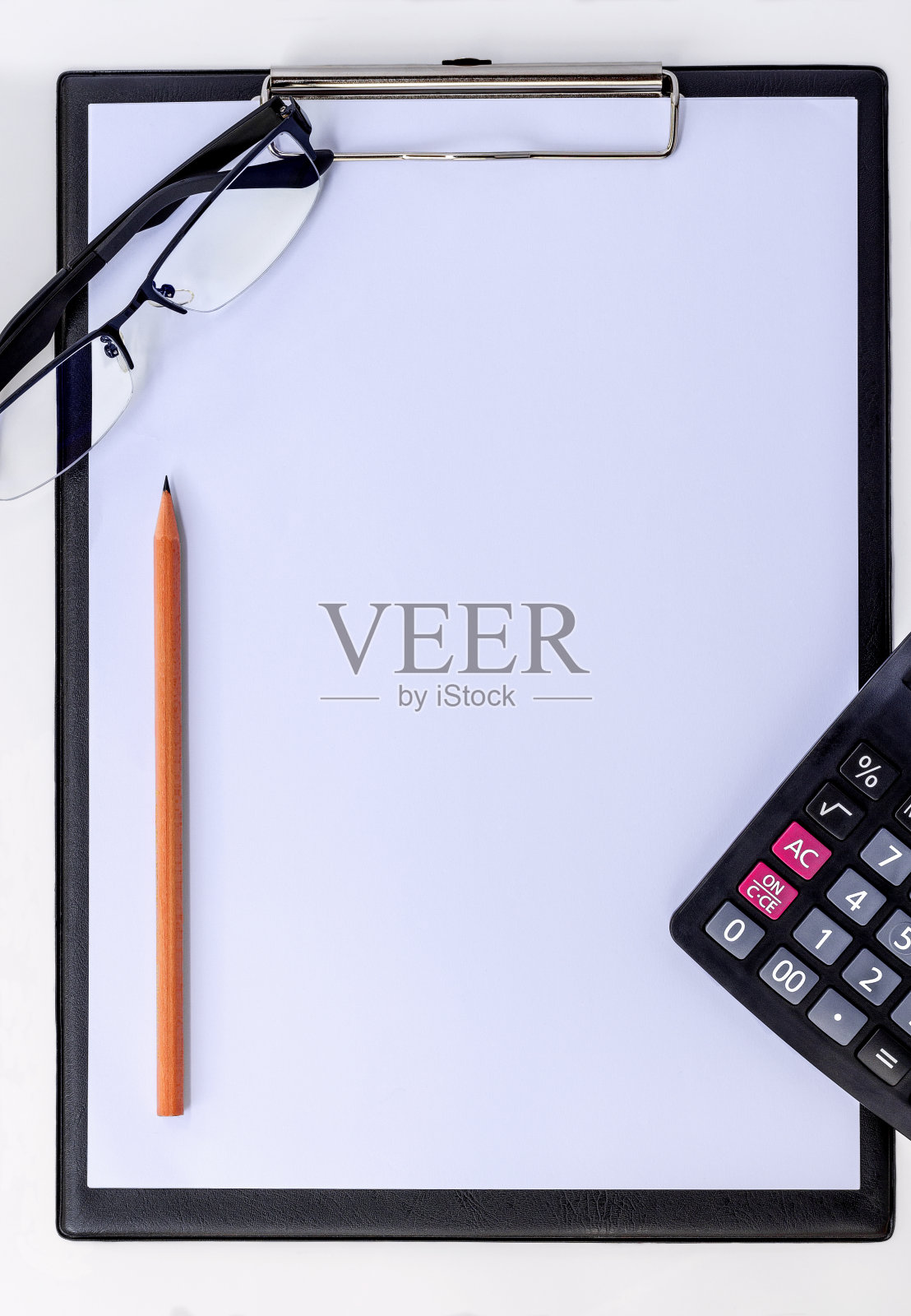 剪贴板和计算器孤立的白色背景。照片摄影图片