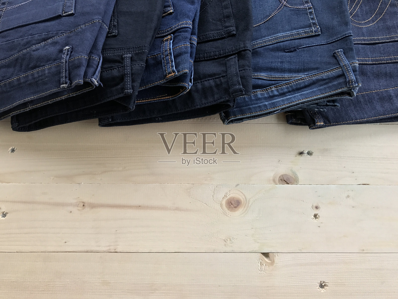 深蓝色牛仔裤长裤照片摄影图片