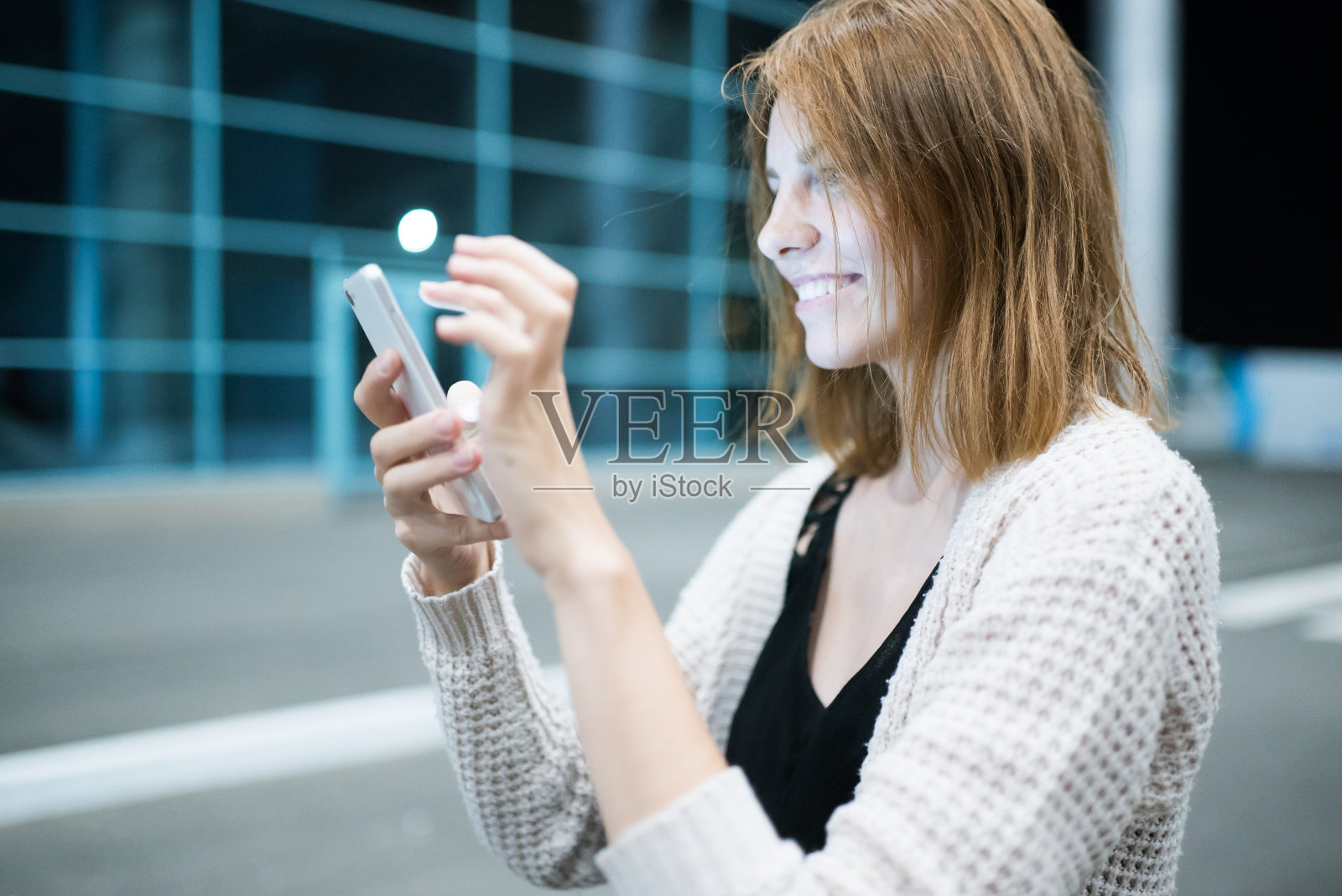 拥有智能手机的漂亮年轻女子照片摄影图片