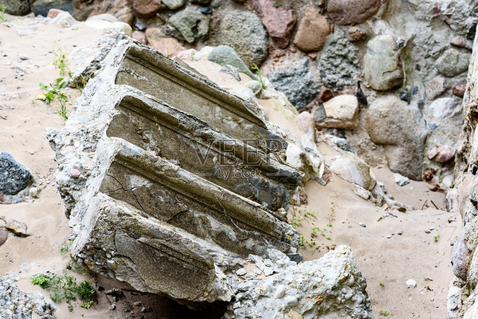 海滩上的旧堡垒废墟照片摄影图片